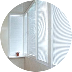 Жалюзи на пластиковых окнах надежно защитят ваш дом от лишних взглядов или палящего солнца